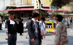 周末如何沉浸苏州水乡园林的诗意时光？，解析，，核心关键词前置， 周末、苏州、水乡园林、诗意时光这些用户最可能搜索的关键词都包含在标题开头和核心位置。，疑问句式吸引点击， 如何... 直接提出目标用户（计划周末去苏州玩的人）的核心疑问和需求，吸引他们点击寻找答案。，突出核心体验， 沉浸...诗意时光 精准概括了原文强调的深度体验和情感价值。，简洁明了， 标题长度适中，信息传达清晰。