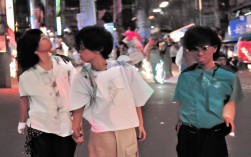 基于您提供的内容，这里是一个简洁且SEO友好的疑问标题，，滕王阁周边为何千年烟火气犹在？，核心关键词明确， 包含核心关键词滕王阁周边。，体现核心主题， 直接点出文章核心——探讨千年历史与烟火气（繁华与生活气息）的延续。，疑问句式吸引点击， 使用为何...犹在？的疑问句式，引发读者好奇心和探索欲，符合SEO吸引点击的要求。，简洁有力， 用词精炼（烟火气替代繁华与烟火更简洁自然），长度适中，易于阅读和传播。，突出独特性， 千年烟火气犹在强调了滕王阁周边区域历经时间长河依然充满活力的独特魅力。