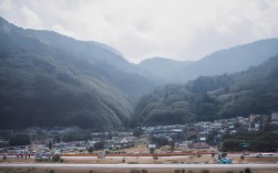 北京周边一日游必吃美食有哪些？，说明，，包含核心关键词， 直接包含了用户提供的关键词北京周边、一日游、美食。，疑问句式， 使用有哪些？形成明确的疑问句，符合搜索意图，吸引点击。，简洁明了， 长度适中，清晰传达核心信息。，必吃提升吸引力， 必吃一词增加了推荐性和吸引力，暗示内容的价值，比单纯用推荐更聚焦于美食本身。，SEO友好， 结构符合常见搜索提问方式，容易被搜索引擎识别和匹配相关搜索。
