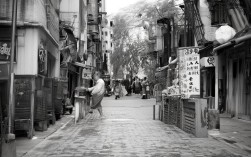 慕田峪长城登高望远，如何拥抱清凉一夏？，说明，，包含核心关键词， 保留了慕田峪长城、登高望远、拥抱清凉这些核心信息点。，疑问句式， 使用如何...的疑问句式，更能吸引点击，符合用户搜索意图（如搜索慕田峪 凉快、慕田峪 避暑）。，简洁明了， 长度适中，信息清晰。，突出季节与体验， 一夏点明了清凉体验的季节背景和时效性，增强了吸引力。，SEO友好， 自然包含了用户可能搜索的关键短语（慕田峪长城、登高望远、拥抱清凉、清凉一夏）。