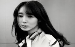 巴黎周边哪里能逃离喧嚣，邂逅诗意小镇？，直接疑问句式， 以哪里开头，符合要求，引发读者寻找答案的兴趣。，包含核心关键词， 巴黎周边、逃离喧嚣、诗意小镇 都是用户搜索和内容的核心关键词，对SEO友好。，简洁清晰， 准确概括了原文的核心信息——在巴黎周边寻找能避开人群、体验诗意风情的去处。，吸引力， 逃离喧嚣戳中痛点，邂逅诗意小镇描绘美好愿景，有吸引力。）