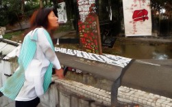 根据您的要求，生成简洁、SEO友好的疑问标题，，济南周边集市哪里寻？烟火气浓处淘乡韵，解析，，疑问句式， 以哪里寻？开头，符合要求，更能引发点击。，核心关键词前置， 济南周边集市作为核心搜索词放在最前面，利于SEO。，保留核心意象， 烟火气浓 对应原文烟火深处，淘乡韵 对应齐鲁乡韵和寻宝概念（淘换好物、感受韵味）。，简洁有力， 整个标题简洁明了，信息完整，易于阅读和理解。，吸引力， 淘乡韵一词兼具寻宝和感受地方特色的双重含义，更具吸引力。