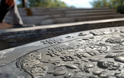 攀登人体工学台阶时，为何六字真言石刻与1999年飞天浮雕值得驻足细看？