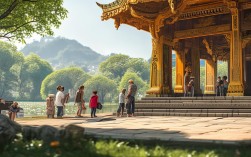 上午去哪玩既能游览人文景点又能欣赏自然景观？