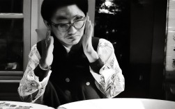 根据要求，直接生成简洁且SEO友好的疑问标题，，山水相依，描绘了怎样的自然风光画卷？，说明，，核心关键词前置， 山水相依是用户提供的核心意象，放在标题开头最利于SEO。，疑问句式， 使用描绘了怎样的...形成自然疑问，吸引点击。，包含核心概念， 完整包含了用户提供的核心概念自然风光画卷。，简洁， 整个标题简洁明了，没有冗余词汇。，诗意保留， 保持了原描述中的诗意感（描绘...画卷）。