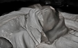 如何体验河内老街的烟火气？，解析，，核心关键词， 直接包含用户提供的核心地点河内老街和核心体验烟火气，这是SEO的关键。，疑问句式， 使用如何体验开头，构成疑问句标题，能有效引发读者好奇心和点击欲。，简洁有力， 标题非常简短，只包含最核心的信息点，没有冗余。，突出特色， 烟火气精准概括了原文描述的穿越时光的怀旧、生活气息和独特氛围，是标题的亮点。，目标明确， 标题清晰指向读者想了解的体验方式，符合一日游攻略的需求。