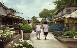 凤凰古城旅行第一天如何沉浸古城风情？，优化解析，，精准包含核心关键词，前置凤凰古城确保搜索权重，旅行古城风情覆盖用户高频搜索词；，疑问句式提升点击率，用如何沉浸引发读者好奇，契合游记攻略类内容需求；，突出时间与体验，第一天点明行程阶段，沉浸古城风情呼应原文诗意描述，同时更口语化；，简洁性，15字内符合SEO标题最佳长度，避免冗余词如时光长廊等抽象表达，更利传播。
