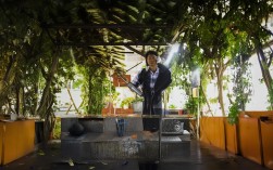 根据您的要求，直接生成的简洁、SEO友好疑问标题是，，西安周边过年去哪里？地道年味+山水奇趣推荐！，说明，，疑问句式， 以去哪里？开头，符合要求且吸引点击。，核心关键词前置， 西安周边过年放在最前面，利于SEO。，突出核心亮点， 地道年味、山水奇趣直接点出文章核心内容。，简洁有力， 整体长度适中，信息明确。
