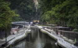 基于您提供的行程内容，以下是简洁且SEO友好的疑问标题，，如何规划上午行程，沉浸自然与历史？，核心优化点，，疑问句式，以如何开头符合搜索习惯，吸引点击。，核心关键词，包含上午行程、沉浸自然、历史等用户可能搜索的关键词。，简洁明了，直接点明行程核心体验（自然+历史）和时间段（上午）。，动词引导，规划和沉浸点出行动目标和体验深度。，省略具体时间，标题中省略8:30-12:00更简洁，核心信息上午已足够。