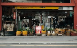 基于您提供的内容，我生成了一个简洁且SEO友好的疑问式标题，，凤凰周边有哪些湘西秘境古镇？，说明，，核心关键词前置， 凤凰周边、湘西秘境、古镇 这些核心搜索词放在标题最前面，利于SEO抓取。，疑问句式， 使用有哪些直接点明主题是探寻和推荐，符合用户搜索这类攻略信息的意图。，保留核心意象， 秘境 一词精准概括了原文中湘西秘境的时光褶皱所传达的神秘、古老、未被过度开发的意境，比时光褶皱更通俗易懂且是常见搜索词。，简洁明了， 整个标题简洁有力，信息传达清晰。