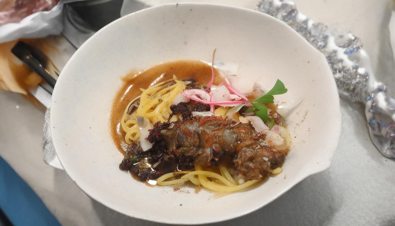 根据您的要求，这里是一个简洁且SEO友好的疑问式标题，，如何体验乌镇枕水江南的诗意一日游？，解析，，疑问形式， 使用如何开头，符合疑问标题要求，吸引点击。，核心关键词， 包含乌镇、枕水江南、诗意、一日游这些用户原文中的核心关键词，利于搜索引擎抓取。，简洁流畅， 结构紧凑，信息明确，突出核心体验（诗意穿梭）。，吸引力， 诗意一词点明核心感受，吸引对江南水乡文化氛围感兴趣的读者。-图1