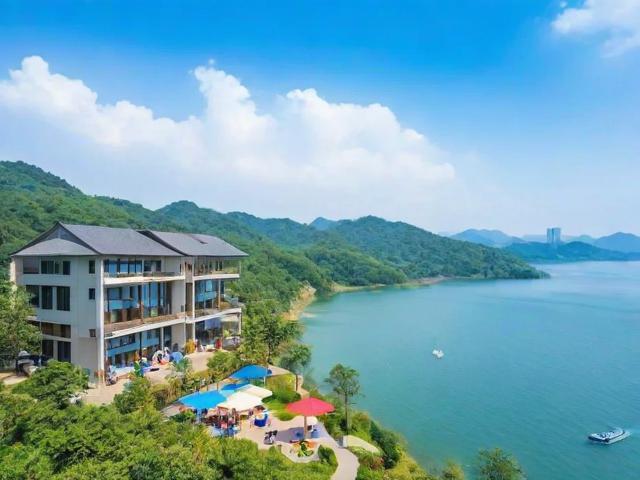 成都周边亲子酒店哪家好？遛娃省心两不误！，说明，，疑问形式， 以哪家好？开头，直接引发读者寻找答案的兴趣，符合要求。，核心关键词， 包含成都周边、亲子酒店这两个核心搜索词，利于SEO。，核心卖点， 遛娃省心两不误 精炼概括了原文带娃撒欢，大人省心的核心诉求，点明酒店的核心价值。，简洁有力， 标题长度适中，信息传达清晰直接。，口语化/吸引力， 遛娃、两不误是比较常用的口语表达，容易引起目标家长群体的共鸣。-图3