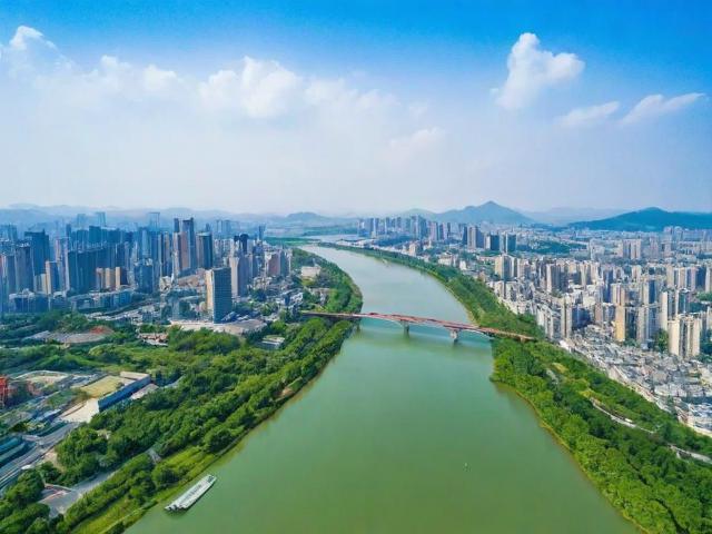 上海周边两日游怎么玩？精选攻略来了！，说明，，核心关键词前置， 上海周边两日游 是核心搜索词，放在最前面利于SEO。，疑问句式， 怎么玩？ 直接点明用户的核心疑问，吸引点击。，价值点突出， 精选攻略 强调内容的实用性和筛选性，是用户想要的解决方案。，简洁有力， 整体控制在合理长度内，清晰传达主题。，口语化&吸引力， 和 来了！ 增加互动感和吸引力。-图3