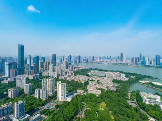 武汉周边避暑城市哪里最推荐？，（理由，，核心关键词前置，武汉周边避暑城市直接匹配搜索意图；，疑问句式，符合用户主动搜索场景，提高点击率；，简洁明确，16字满足移动端展示，无冗余词；，长尾补充，哪里最推荐自然融入地域选择需求，增强针对性。）-图2