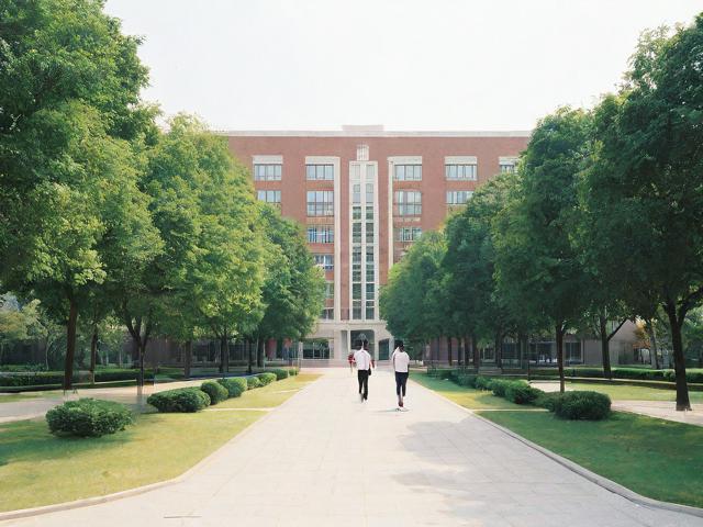 最直接且SEO友好的疑问标题是，，浙师大学子生活便利吗？周边配套全解析，核心关键词前置（浙师大学子、生活便利、周边配套），采用疑问句式引发搜索者共鸣和点击欲，全解析暗示信息完整，提升点击率，自然包含地域和人群定位，符合本地搜索习惯，长度适中（16字），确保移动端完整显示-图3