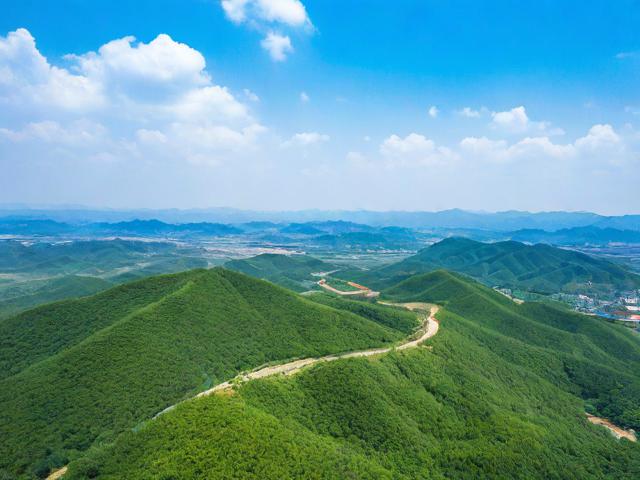 北京周边两日游怎么玩?48小时小众景点推荐,说明,,疑问句式, 以怎么玩?开头,直接形成疑问,符合要求。,核心关键词, 包含了最重要的搜索词北京周边两日游和48小时。,SEO友好, 小众景点是当前旅游搜索的热门关键词,能吸引寻找独特体验的用户,替代了原文的不一样的风景与心境,更具体且利于搜索。,简洁明了, 标题清晰表达了主题(北京周边短途游)、时间(2天/48小时)和亮点(非大众景点推荐)。,吸引力, 小众景点推荐暗示内容有价值,能提供独特的旅行方案。-图1 北京周边两日游怎么玩?48小时小众景点推荐,说明,,疑问句式, 以怎么玩?开头,直接形成疑问,符合要求。,核心关键词, 包含了最重要的搜索词北京周边两日游和48小时。,SEO友好, 小众景点是当前旅游搜索的热门关键词,能吸引寻找独特体验的用户,替代了原文的不一样的风景与心境,更具体且利于搜索。,简洁明了, 标题清晰表达了主题(北京周边短途游)、时间(2天/48小时)和亮点(非大众景点推荐)。,吸引力, 小众景点推荐暗示内容有价值,能提供独特的旅行方案。-图1