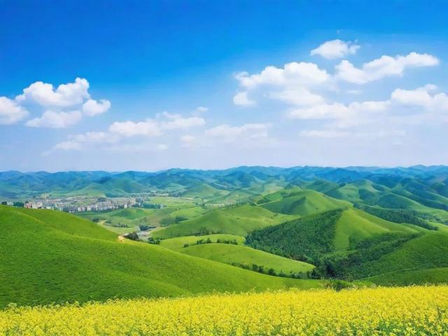 北京周边两日游怎么玩？48小时小众景点推荐，说明，，疑问句式， 以怎么玩？开头，直接形成疑问，符合要求。，核心关键词， 包含了最重要的搜索词北京周边两日游和48小时。，SEO友好， 小众景点是当前旅游搜索的热门关键词，能吸引寻找独特体验的用户，替代了原文的不一样的风景与心境，更具体且利于搜索。，简洁明了， 标题清晰表达了主题（北京周边短途游）、时间（2天/48小时）和亮点（非大众景点推荐）。，吸引力， 小众景点推荐暗示内容有价值，能提供独特的旅行方案。-图2