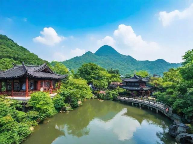 上海周边有哪些宝藏徒步路线推荐?,说明,,疑问句式, 使用有哪些直接构成疑问,引发搜索者兴趣。,核心关键词, 包含核心搜索词上海周边、徒步路线、推荐。 宝藏作为修饰词,增加吸引力。,简洁明了, 去掉原文的修饰语探秘沪上后花园和唤醒你的山野之心,保留最核心的信息点(地点、活动类型、数量感/特色)。,SEO友好, 标题精准匹配用户搜索上海周边徒步路线或上海徒步推荐等关键词时的意图。,包含数量暗示, 宝藏一词本身就暗示了有多条精选路线,虽然没有直接写5条,但比直接写数字更灵活且能引发好奇。-图1 上海周边有哪些宝藏徒步路线推荐?,说明,,疑问句式, 使用有哪些直接构成疑问,引发搜索者兴趣。,核心关键词, 包含核心搜索词上海周边、徒步路线、推荐。 宝藏作为修饰词,增加吸引力。,简洁明了, 去掉原文的修饰语探秘沪上后花园和唤醒你的山野之心,保留最核心的信息点(地点、活动类型、数量感/特色)。,SEO友好, 标题精准匹配用户搜索上海周边徒步路线或上海徒步推荐等关键词时的意图。,包含数量暗示, 宝藏一词本身就暗示了有多条精选路线,虽然没有直接写5条,但比直接写数字更灵活且能引发好奇。-图1