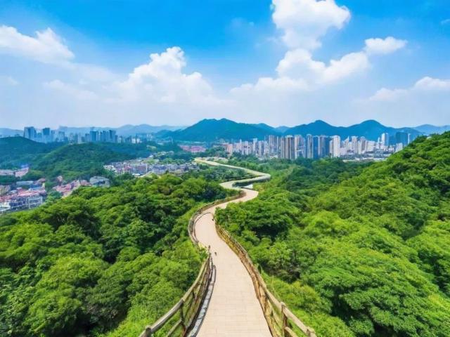 上海周边有哪些宝藏徒步路线推荐?,说明,,疑问句式, 使用有哪些直接构成疑问,引发搜索者兴趣。,核心关键词, 包含核心搜索词上海周边、徒步路线、推荐。 宝藏作为修饰词,增加吸引力。,简洁明了, 去掉原文的修饰语探秘沪上后花园和唤醒你的山野之心,保留最核心的信息点(地点、活动类型、数量感/特色)。,SEO友好, 标题精准匹配用户搜索上海周边徒步路线或上海徒步推荐等关键词时的意图。,包含数量暗示, 宝藏一词本身就暗示了有多条精选路线,虽然没有直接写5条,但比直接写数字更灵活且能引发好奇。-图2 上海周边有哪些宝藏徒步路线推荐?,说明,,疑问句式, 使用有哪些直接构成疑问,引发搜索者兴趣。,核心关键词, 包含核心搜索词上海周边、徒步路线、推荐。 宝藏作为修饰词,增加吸引力。,简洁明了, 去掉原文的修饰语探秘沪上后花园和唤醒你的山野之心,保留最核心的信息点(地点、活动类型、数量感/特色)。,SEO友好, 标题精准匹配用户搜索上海周边徒步路线或上海徒步推荐等关键词时的意图。,包含数量暗示, 宝藏一词本身就暗示了有多条精选路线,虽然没有直接写5条,但比直接写数字更灵活且能引发好奇。-图2