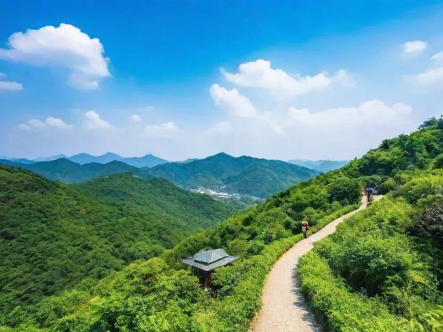 上海周边有哪些宝藏徒步路线推荐?,说明,,疑问句式, 使用有哪些直接构成疑问,引发搜索者兴趣。,核心关键词, 包含核心搜索词上海周边、徒步路线、推荐。 宝藏作为修饰词,增加吸引力。,简洁明了, 去掉原文的修饰语探秘沪上后花园和唤醒你的山野之心,保留最核心的信息点(地点、活动类型、数量感/特色)。,SEO友好, 标题精准匹配用户搜索上海周边徒步路线或上海徒步推荐等关键词时的意图。,包含数量暗示, 宝藏一词本身就暗示了有多条精选路线,虽然没有直接写5条,但比直接写数字更灵活且能引发好奇。-图3 上海周边有哪些宝藏徒步路线推荐?,说明,,疑问句式, 使用有哪些直接构成疑问,引发搜索者兴趣。,核心关键词, 包含核心搜索词上海周边、徒步路线、推荐。 宝藏作为修饰词,增加吸引力。,简洁明了, 去掉原文的修饰语探秘沪上后花园和唤醒你的山野之心,保留最核心的信息点(地点、活动类型、数量感/特色)。,SEO友好, 标题精准匹配用户搜索上海周边徒步路线或上海徒步推荐等关键词时的意图。,包含数量暗示, 宝藏一词本身就暗示了有多条精选路线,虽然没有直接写5条,但比直接写数字更灵活且能引发好奇。-图3