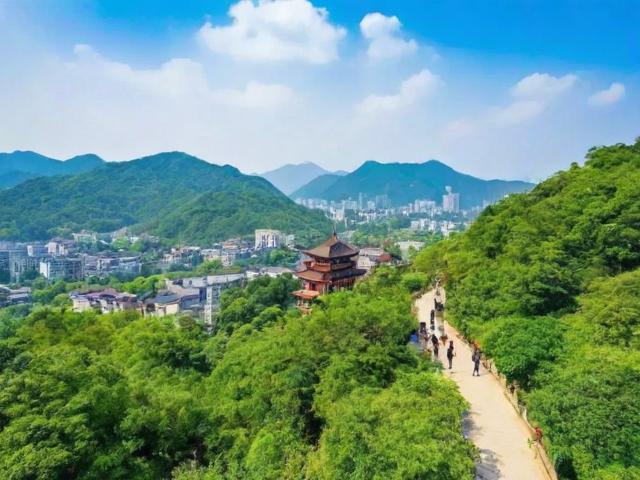 上海周边有哪些宝藏徒步路线推荐?,说明,,疑问句式, 使用有哪些直接构成疑问,引发搜索者兴趣。,核心关键词, 包含核心搜索词上海周边、徒步路线、推荐。 宝藏作为修饰词,增加吸引力。,简洁明了, 去掉原文的修饰语探秘沪上后花园和唤醒你的山野之心,保留最核心的信息点(地点、活动类型、数量感/特色)。,SEO友好, 标题精准匹配用户搜索上海周边徒步路线或上海徒步推荐等关键词时的意图。,包含数量暗示, 宝藏一词本身就暗示了有多条精选路线,虽然没有直接写5条,但比直接写数字更灵活且能引发好奇。-图4 上海周边有哪些宝藏徒步路线推荐?,说明,,疑问句式, 使用有哪些直接构成疑问,引发搜索者兴趣。,核心关键词, 包含核心搜索词上海周边、徒步路线、推荐。 宝藏作为修饰词,增加吸引力。,简洁明了, 去掉原文的修饰语探秘沪上后花园和唤醒你的山野之心,保留最核心的信息点(地点、活动类型、数量感/特色)。,SEO友好, 标题精准匹配用户搜索上海周边徒步路线或上海徒步推荐等关键词时的意图。,包含数量暗示, 宝藏一词本身就暗示了有多条精选路线,虽然没有直接写5条,但比直接写数字更灵活且能引发好奇。-图4