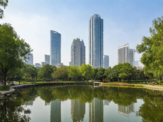 根据您的要求，直接生成的简洁且SEO友好的疑问标题如下，，黄兴公园周边，如何体验杨浦绿肺滋养的活力生活圈？，说明，，核心关键词前置， 黄兴公园周边作为核心搜索词放在开头，利于SEO。，疑问句式， 如何体验... 引发读者好奇，符合疑问标题要求。，突出核心价值， 保留了杨浦绿肺滋养的活力生活圈这一核心描述，点明区域特色和吸引力。，简洁明了， 结构清晰，长度适中，易于阅读和理解。-图2