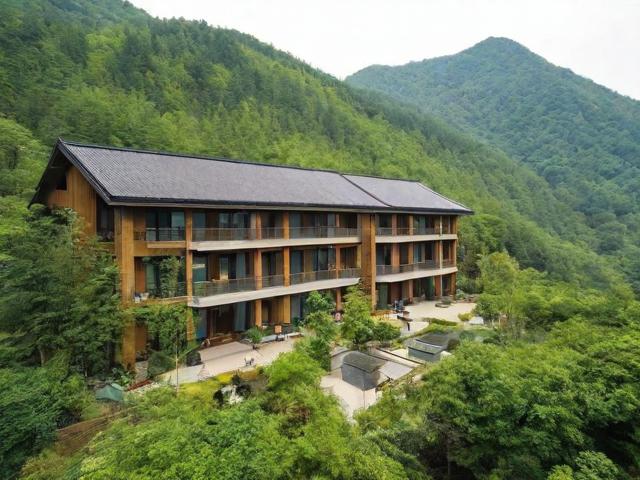 莫干山竹海附近哪里宾馆好?,说明,,核心关键词, 直接包含用户最可能搜索的关键词莫干山、竹海、宾馆。,疑问形式, 哪里...好?是典型的搜索意图表达方式,符合用户寻找推荐的需求。,简洁明了, 标题简短,重点突出核心信息(地点+需求)。,地域关联, 附近清晰地将宾馆与竹海联系起来,点明了位置特色。,符合搜索习惯, 这个句式(哪里+名词+好)是用户搜索本地服务(如住宿、餐厅)时非常常用的。-图4 莫干山竹海附近哪里宾馆好?,说明,,核心关键词, 直接包含用户最可能搜索的关键词莫干山、竹海、宾馆。,疑问形式, 哪里...好?是典型的搜索意图表达方式,符合用户寻找推荐的需求。,简洁明了, 标题简短,重点突出核心信息(地点+需求)。,地域关联, 附近清晰地将宾馆与竹海联系起来,点明了位置特色。,符合搜索习惯, 这个句式(哪里+名词+好)是用户搜索本地服务(如住宿、餐厅)时非常常用的。-图4