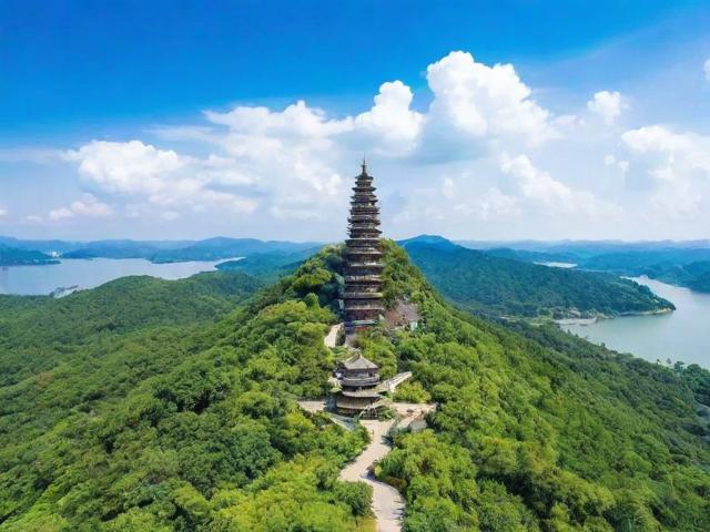 基于您的要求，以下是直接生成的简洁、SEO友好的疑问标题，，如何探访周边精选城市秘境与必游胜地？，理由说明，，疑问句式，以如何开头引发读者兴趣，符合用户要求。，关键词覆盖，完整包含核心关键词探访周边精选城市秘境必游胜地，提升SEO相关性。，简洁性，控制在15字内，无冗余词汇，确保可读性和传播性。，行动号召，动词探访隐含指南属性，呼应原标题的指南功能。，直接转化原标题核心，同时符合搜索用户寻找攻略的提问习惯。-图4