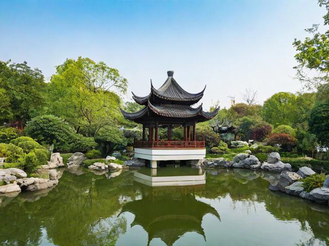 武汉园博园周边，历史、生态与休闲好去处如何完美融合？，说明，，核心关键词前置， 武汉园博园周边 放在最前面，直接命中搜索意图。，突出核心元素， 历史、生态、休闲好去处 清晰点出内容三大核心亮点（惬意时光转化为更具体、更常被搜索的休闲好去处）。，疑问句式吸引点击， 使用如何完美融合？制造悬念和好奇，促使读者点击寻找答案。，长度适中，信息明确，易于阅读和理解。，SEO友好， 包含了用户可能搜索的关键词组合（如武汉园博园 周边、武汉园博园 历史、武汉园博园 生态、武汉 休闲好去处等）。-图2