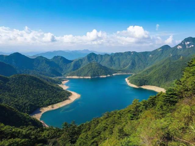 根据您的要求，直接生成简洁、SEO友好的疑问标题，，如何探秘白山周边令人屏息的自然与文化宝藏？，说明，，核心关键词前置， 白山是核心地点关键词，放在标题开头利于SEO。，疑问句式， 如何... 是常见的、吸引点击的疑问句式，能引发读者兴趣和搜索意图。，保留核心吸引力， 探秘、令人屏息、自然与文化宝藏 完全保留了原标题的核心信息点和吸引力（神秘感、震撼感、双重价值）。，简洁明了， 标题长度适中，信息传达清晰直接。-图2