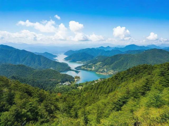 根据您的要求，直接生成简洁、SEO友好的疑问标题，，如何探秘白山周边令人屏息的自然与文化宝藏？，说明，，核心关键词前置， 白山是核心地点关键词，放在标题开头利于SEO。，疑问句式， 如何... 是常见的、吸引点击的疑问句式，能引发读者兴趣和搜索意图。，保留核心吸引力， 探秘、令人屏息、自然与文化宝藏 完全保留了原标题的核心信息点和吸引力（神秘感、震撼感、双重价值）。，简洁明了， 标题长度适中，信息传达清晰直接。-图4