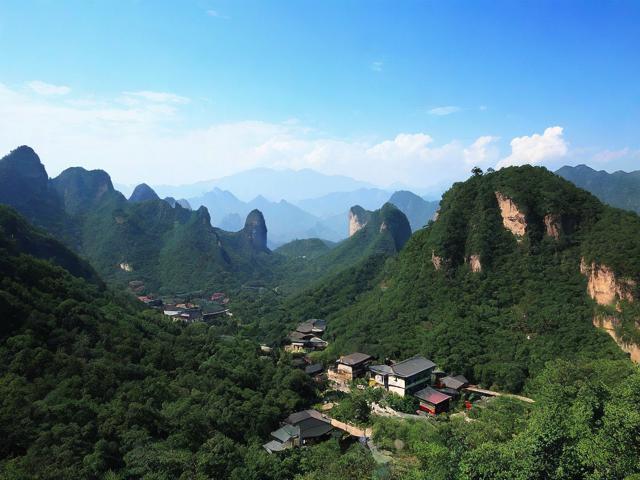 周边有哪些必去的隐藏景点?,理由说明,,疑问句式, 直接以问题开头,引发读者好奇心和搜索意图。,核心关键词, 周边、必去、隐藏景点 直接命中核心主题周边景点探秘。,周边, 明确目标范围。,必去, 强调推荐性和价值,吸引点击。,隐藏景点, 精准对应探秘的核心概念,暗示内容的新奇和深度,是SEO友好且吸引眼球的词汇。,简洁明了, 标题简短有力,易于阅读和理解。,SEO友好, 包含了用户可能搜索的关键词组合(如周边隐藏景点、周边必去景点)。-图4 周边有哪些必去的隐藏景点?,理由说明,,疑问句式, 直接以问题开头,引发读者好奇心和搜索意图。,核心关键词, 周边、必去、隐藏景点 直接命中核心主题周边景点探秘。,周边, 明确目标范围。,必去, 强调推荐性和价值,吸引点击。,隐藏景点, 精准对应探秘的核心概念,暗示内容的新奇和深度,是SEO友好且吸引眼球的词汇。,简洁明了, 标题简短有力,易于阅读和理解。,SEO友好, 包含了用户可能搜索的关键词组合(如周边隐藏景点、周边必去景点)。-图4