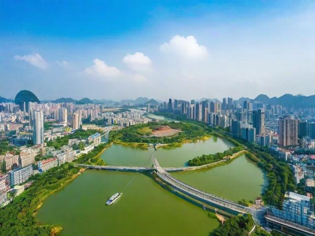 基于您的要求，为您生成一个简洁且SEO友好的疑问式标题，，顺德出发澳门一日游如何高效畅玩？，说明，，包含核心关键词， 顺德出发、澳门一日游、高效畅玩 是用户最可能搜索的关键词，都精准包含在标题中。，疑问句式， 使用如何引导的疑问句，符合您要求的疑问形式，能吸引用户点击寻找答案。，简洁明了， 标题直接点明主题（顺德到澳门的一日游）和核心诉求（高效畅玩），没有冗余词汇。，SEO友好， 关键词前置且自然组合，符合搜索引擎对相关性、用户搜索意图的理解。-图2