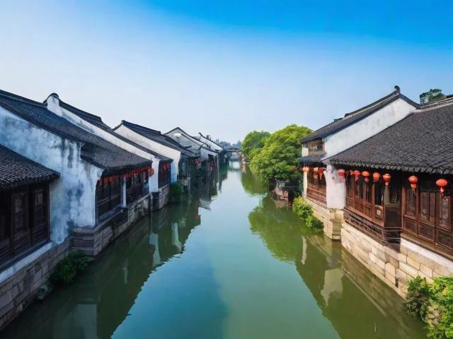 苏州一日怎么玩转古城新韵?,理由说明,,核心关键词前置, 苏州、一日、古城 是核心搜索关键词,放在开头最利于SEO。,疑问句式吸引点击, 怎么玩转? 直接点出用户的核心疑问(如何在一天内体验苏州),引发兴趣。,提炼核心主题, 古城新韵 精准概括了原文古城新韵的精髓,即传统与现代的结合。,简洁有力, 整个标题非常精炼,没有多余词汇,符合要求。,包含玩转, 暗示高效、尽兴的体验,与一日和漫游指南的目的相符。-图3 苏州一日怎么玩转古城新韵?,理由说明,,核心关键词前置, 苏州、一日、古城 是核心搜索关键词,放在开头最利于SEO。,疑问句式吸引点击, 怎么玩转? 直接点出用户的核心疑问(如何在一天内体验苏州),引发兴趣。,提炼核心主题, 古城新韵 精准概括了原文古城新韵的精髓,即传统与现代的结合。,简洁有力, 整个标题非常精炼,没有多余词汇,符合要求。,包含玩转, 暗示高效、尽兴的体验,与一日和漫游指南的目的相符。-图3