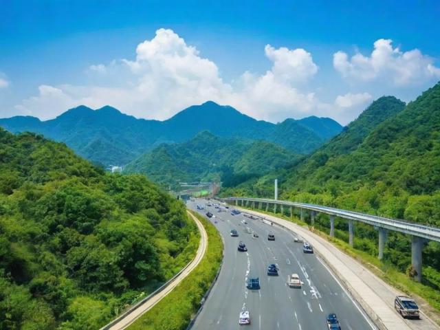 香港一日游如何高效安排交通?,说明,,包含核心关键词, 香港一日游、交通、高效 是用户搜索的核心词汇,都包含在标题中。,疑问句式, 如何... 开头的疑问句天然吸引点击,符合用户搜索攻略时的意图。,简洁明确, 直接点明主题(一日游交通)和核心诉求(高效),没有冗余词汇。,突出价值, 高效 直接解决了用户的核心痛点(如何在有限时间内最优利用交通)。,省略畅游, 本身已经隐含了畅游的意思,省略后更简洁,且畅游在SEO关键词中的权重通常不如高效、攻略、安排等词精准。-图3 香港一日游如何高效安排交通?,说明,,包含核心关键词, 香港一日游、交通、高效 是用户搜索的核心词汇,都包含在标题中。,疑问句式, 如何... 开头的疑问句天然吸引点击,符合用户搜索攻略时的意图。,简洁明确, 直接点明主题(一日游交通)和核心诉求(高效),没有冗余词汇。,突出价值, 高效 直接解决了用户的核心痛点(如何在有限时间内最优利用交通)。,省略畅游, 本身已经隐含了畅游的意思,省略后更简洁,且畅游在SEO关键词中的权重通常不如高效、攻略、安排等词精准。-图3