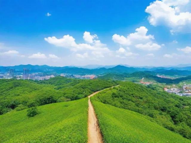 城市周边一日游有哪些好去处?,解析,,疑问句式, 以有哪些开头,直接引发读者好奇,符合搜索意图(寻找周边游地点)。,核心关键词, 精准包含城市周边、一日游这两个核心搜索词,利于SEO。,简洁明了, 标题简短清晰,点明文章核心价值(提供周边一日游目的地推荐)。,吸引力, 好去处暗示内容有价值,能帮助读者解决去哪玩的问题。-图1 城市周边一日游有哪些好去处?,解析,,疑问句式, 以有哪些开头,直接引发读者好奇,符合搜索意图(寻找周边游地点)。,核心关键词, 精准包含城市周边、一日游这两个核心搜索词,利于SEO。,简洁明了, 标题简短清晰,点明文章核心价值(提供周边一日游目的地推荐)。,吸引力, 好去处暗示内容有价值,能帮助读者解决去哪玩的问题。-图1