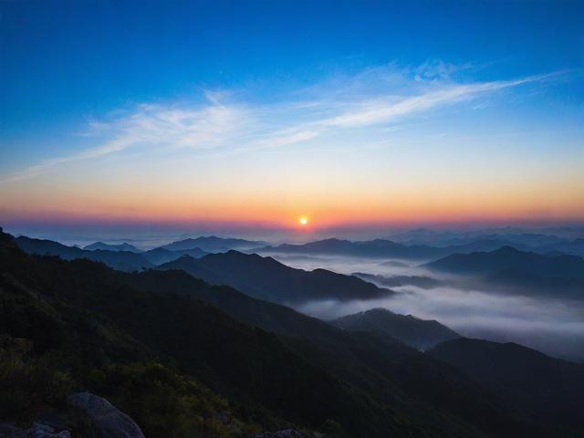 如何规划完美一日游？清晨到夜晚畅游指南，说明，，疑问句式， 以如何开头，直接引发读者寻找答案的欲望，符合SEO友好标题的要求。，核心关键词前置， 完美一日游是核心主题，放在最前面，易于搜索引擎抓取。，时间框架明确， 清晨到夜晚清晰点明了您内容的核心时间跨度（从微光到夜幕）。，吸引力与价值， 畅游指南暗示了内容提供实用信息和完整解决方案（对应极致体验）。，简洁， 整个标题精炼，易于阅读和理解。-图1