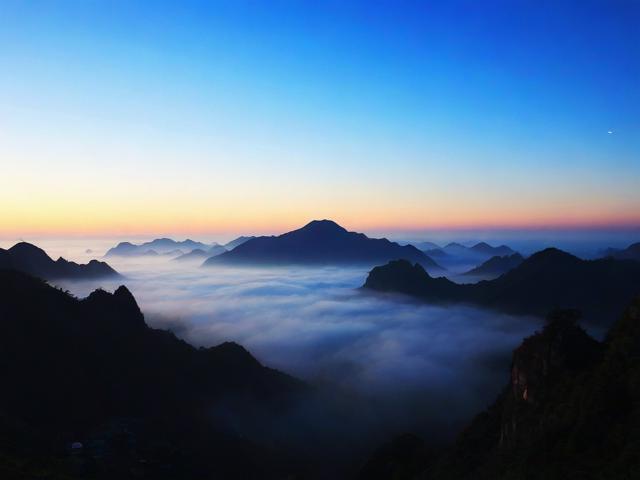 如何规划完美一日游？清晨到夜晚畅游指南，说明，，疑问句式， 以如何开头，直接引发读者寻找答案的欲望，符合SEO友好标题的要求。，核心关键词前置， 完美一日游是核心主题，放在最前面，易于搜索引擎抓取。，时间框架明确， 清晨到夜晚清晰点明了您内容的核心时间跨度（从微光到夜幕）。，吸引力与价值， 畅游指南暗示了内容提供实用信息和完整解决方案（对应极致体验）。，简洁， 整个标题精炼，易于阅读和理解。-图2