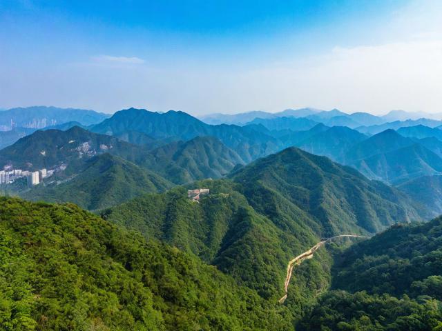 宝鸡一日游怎么玩？秦岭北麓山水人文全体验！，说明，，核心地点前置， 宝鸡 是核心目的地和重要搜索词，放在开头利于SEO。，核心需求明确， 一日游 是用户搜索的高频词，点明行程长度。，疑问句式吸引点击， 怎么玩？ 直接点出用户的核心疑问，吸引寻找攻略的用户点击。，精华亮点概括， 秦岭北麓山水人文全体验 精炼地概括了原始内容的核心卖点（秦岭北麓位置、山水自然、人文历史、全面体验），并保留了关键词秦岭。，简洁有力， 整个标题长度适中，信息明确，易于阅读和搜索引擎抓取。-图4