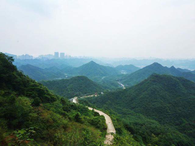 根据你的要求，生成一个简洁且SEO友好的疑问标题，，成都周末徒步去哪里？探索周边自然秘境！，核心优化点，，疑问句式， 使用去哪里？符合要求并吸引点击。，核心关键词前置， 成都周末徒步是用户最可能搜索的关键词，放在最前面利于SEO。，包含核心信息， 明确包含成都、周末、徒步、周边、自然秘境所有关键元素。，简洁有力， 长度适中，信息明确，没有冗余词。，行动号召感， 探索一词激发兴趣和行动欲望。，SEO友好， 结构清晰，关键词密度合理，符合搜索意图。-图1