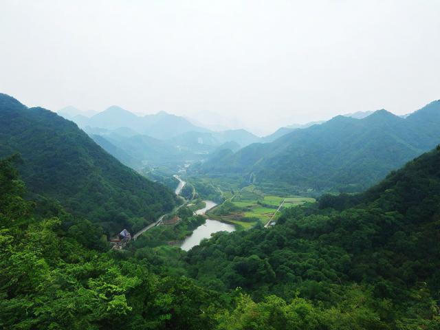 根据你的要求，生成一个简洁且SEO友好的疑问标题，，成都周末徒步去哪里？探索周边自然秘境！，核心优化点，，疑问句式， 使用去哪里？符合要求并吸引点击。，核心关键词前置， 成都周末徒步是用户最可能搜索的关键词，放在最前面利于SEO。，包含核心信息， 明确包含成都、周末、徒步、周边、自然秘境所有关键元素。，简洁有力， 长度适中，信息明确，没有冗余词。，行动号召感， 探索一词激发兴趣和行动欲望。，SEO友好， 结构清晰，关键词密度合理，符合搜索意图。-图2