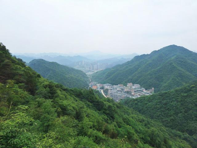 根据你的要求，生成一个简洁且SEO友好的疑问标题，，成都周末徒步去哪里？探索周边自然秘境！，核心优化点，，疑问句式， 使用去哪里？符合要求并吸引点击。，核心关键词前置， 成都周末徒步是用户最可能搜索的关键词，放在最前面利于SEO。，包含核心信息， 明确包含成都、周末、徒步、周边、自然秘境所有关键元素。，简洁有力， 长度适中，信息明确，没有冗余词。，行动号召感， 探索一词激发兴趣和行动欲望。，SEO友好， 结构清晰，关键词密度合理，符合搜索意图。-图3