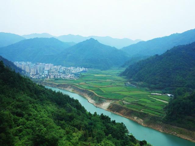 陇南一日自驾怎么玩？精华路线+必打卡景点推荐，包含核心关键词， 陇南、一日、自驾是用户搜索的核心。，疑问句式吸引点击， 怎么玩？直接点出用户的核心疑问，引发兴趣。，突出价值点， 精华路线和必打卡景点推荐明确告诉用户文章能提供实用、高效的信息，解决一日游时间有限的核心痛点。，简洁明了， 在保证信息量的前提下，长度适中，易于阅读和搜索引擎抓取。-图2