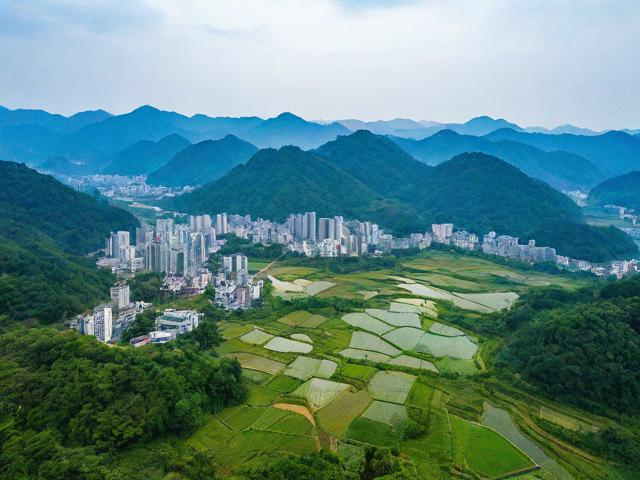 东阳附近一日游哪里好玩?,说明,,直接包含关键词, 保留了核心搜索词东阳附近、一日游。,疑问句式, 采用哪里好玩?的疑问形式,符合用户搜索意图(寻找推荐),能吸引点击。,简洁明了, 非常简短,核心信息突出,易于阅读和搜索引擎抓取。,口语化/搜索习惯, 哪里好玩是用户搜索一日游目的地时常用的表达方式。,去除冗余, 省略了原标题中的探索精彩短途旅程,用更直接、更符合搜索习惯的哪里好玩替代,更聚焦核心问题。-图3 东阳附近一日游哪里好玩?,说明,,直接包含关键词, 保留了核心搜索词东阳附近、一日游。,疑问句式, 采用哪里好玩?的疑问形式,符合用户搜索意图(寻找推荐),能吸引点击。,简洁明了, 非常简短,核心信息突出,易于阅读和搜索引擎抓取。,口语化/搜索习惯, 哪里好玩是用户搜索一日游目的地时常用的表达方式。,去除冗余, 省略了原标题中的探索精彩短途旅程,用更直接、更符合搜索习惯的哪里好玩替代,更聚焦核心问题。-图3