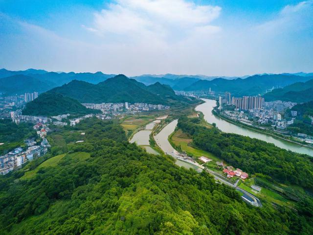 东阳附近一日游哪里好玩?,说明,,直接包含关键词, 保留了核心搜索词东阳附近、一日游。,疑问句式, 采用哪里好玩?的疑问形式,符合用户搜索意图(寻找推荐),能吸引点击。,简洁明了, 非常简短,核心信息突出,易于阅读和搜索引擎抓取。,口语化/搜索习惯, 哪里好玩是用户搜索一日游目的地时常用的表达方式。,去除冗余, 省略了原标题中的探索精彩短途旅程,用更直接、更符合搜索习惯的哪里好玩替代,更聚焦核心问题。-图4 东阳附近一日游哪里好玩?,说明,,直接包含关键词, 保留了核心搜索词东阳附近、一日游。,疑问句式, 采用哪里好玩?的疑问形式,符合用户搜索意图(寻找推荐),能吸引点击。,简洁明了, 非常简短,核心信息突出,易于阅读和搜索引擎抓取。,口语化/搜索习惯, 哪里好玩是用户搜索一日游目的地时常用的表达方式。,去除冗余, 省略了原标题中的探索精彩短途旅程,用更直接、更符合搜索习惯的哪里好玩替代,更聚焦核心问题。-图4